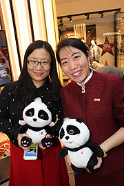 Shen Lijun, Air China Munich Office (rechts) beim "Charming Beijing" Event im Münchner Einkaufszentrum pep  (©Foto:Martin Schmitz)